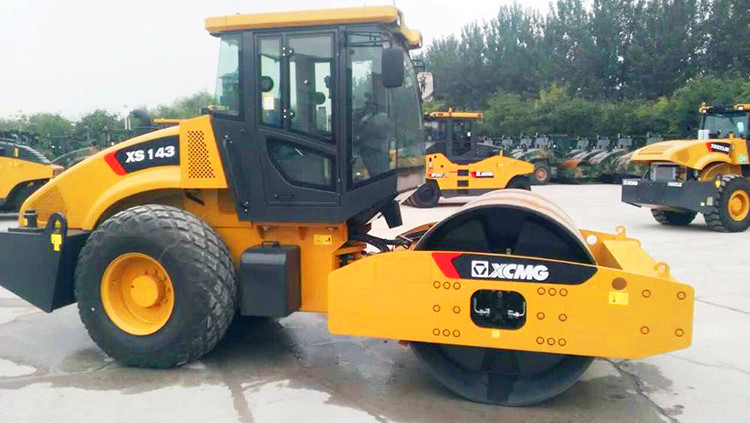 XCMG Official 14 ton roller compactor machine XS143 hydraulic vibratory road roller compactor price